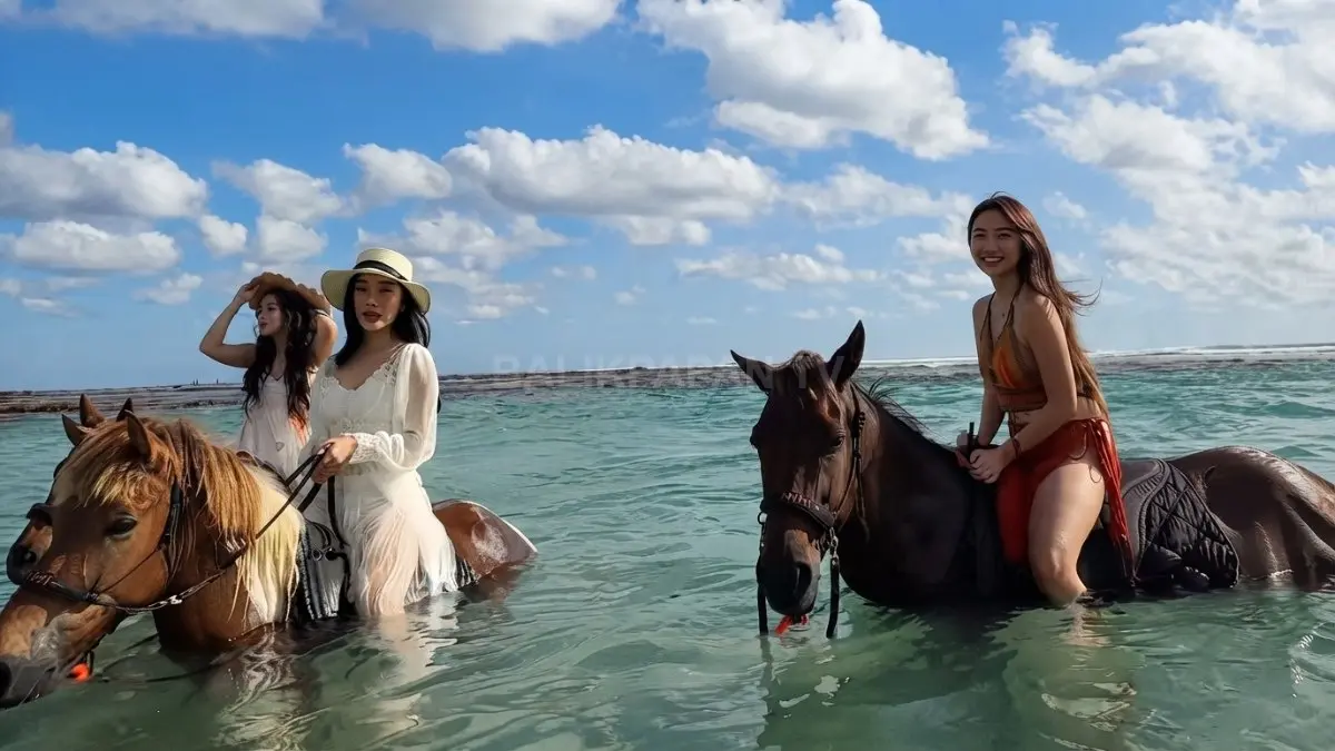 Balap kuda tradisional di pantai Sumba menghadirkan hiburan sekaligus kepedulian bagi masyarakat lokal bersama wisatawan (BTV/AI)