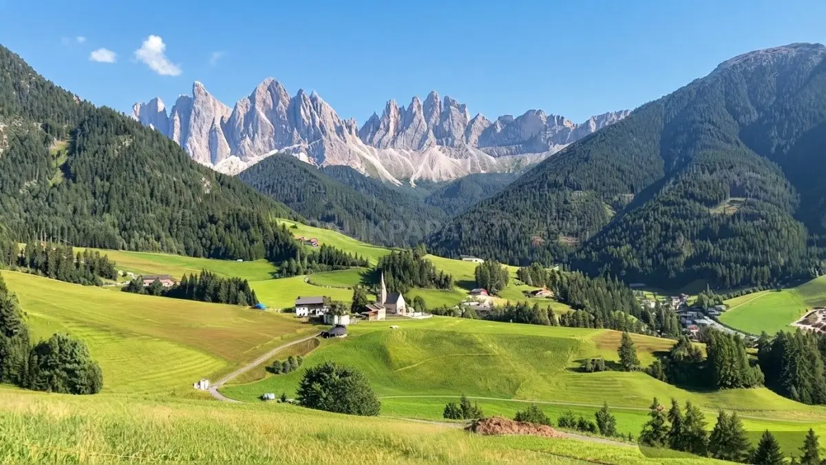 Pemandangan suasana Desa Dolomites di Italia yang tenang dan damai (BTV/Ai)