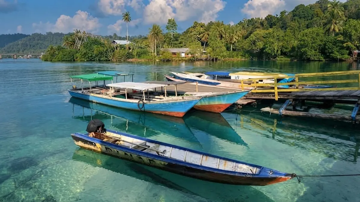 Perahu wisata mengantar pengunjung menuju Pulau Kaniungan Besar dan Kaniungan Kecil dari Teluk Sumbang. (BTV/AI)
`
