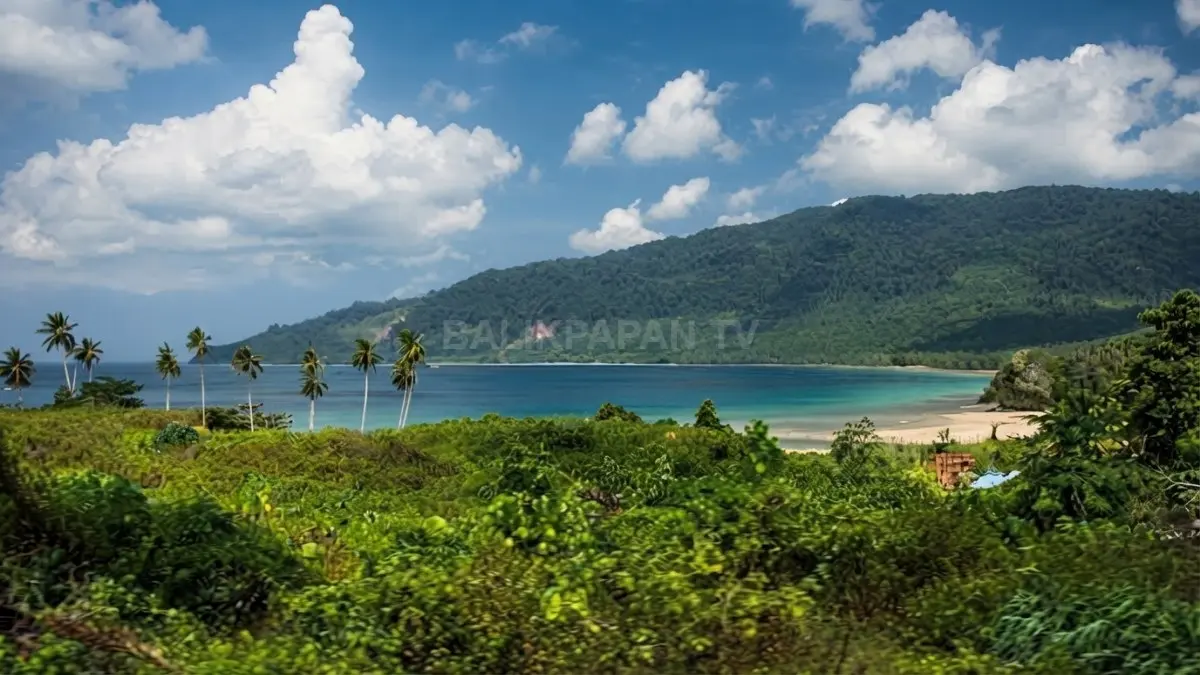 Teluk Sumbang menyuguhkan pantai berpasir putih, air terjun tepi laut, dan panorama pulau yang memikat wisatawan. (BTV/AI)