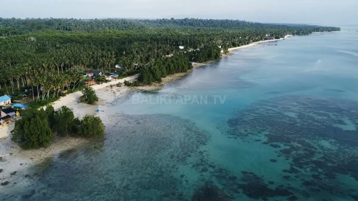 Wisatawan menikmati keindahan alam Teluk Sumbang di Berau dengan panorama laut jernih dan pesisir alami. (BTV/AI)