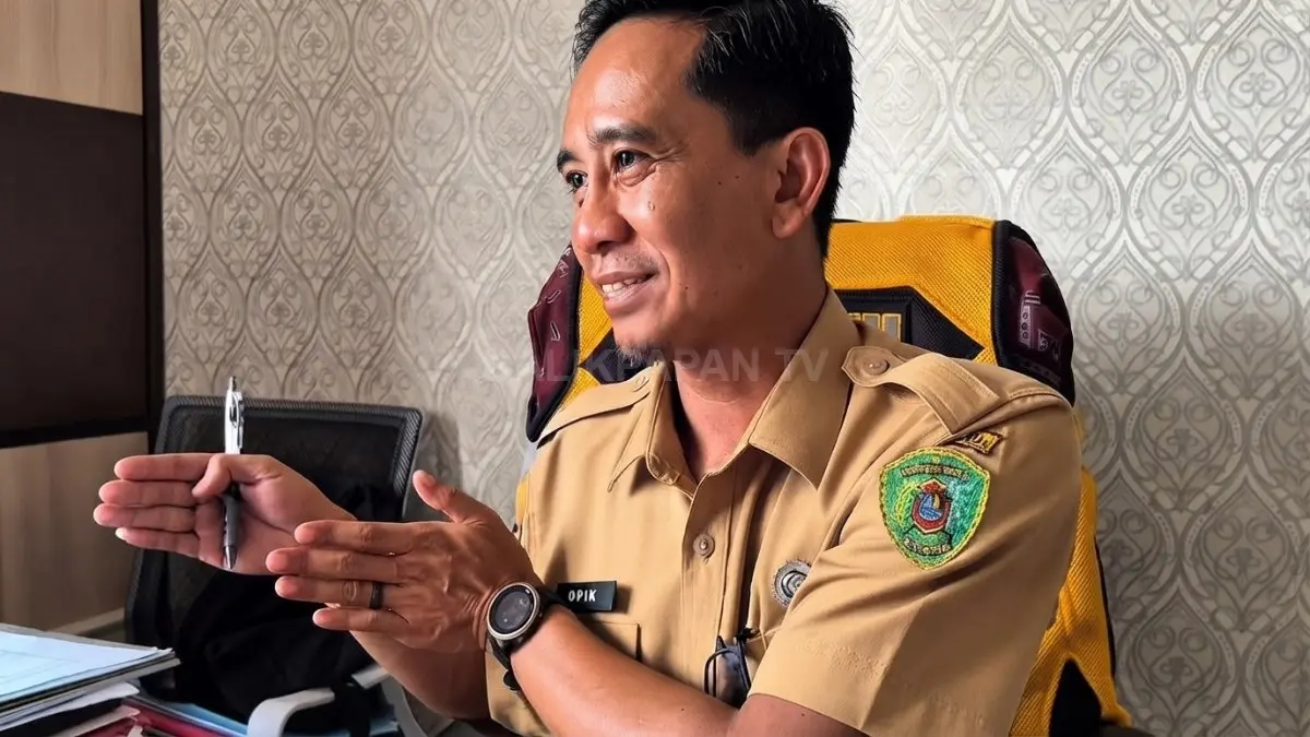 Khairil Ahmad menjelaskan pemanfaatan area sekitar Stadion Panglima Sentik sebagai kantong parkir saat penyelenggaraan berbagai kegiatan. (BTV/AI)