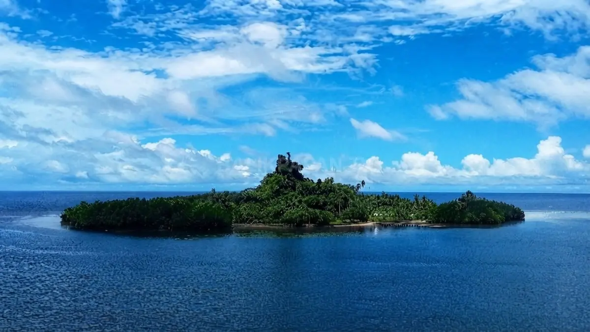 Lanskap hijau Pulau Imam sebagai tempat peristirahatan terakhir warga Weda.