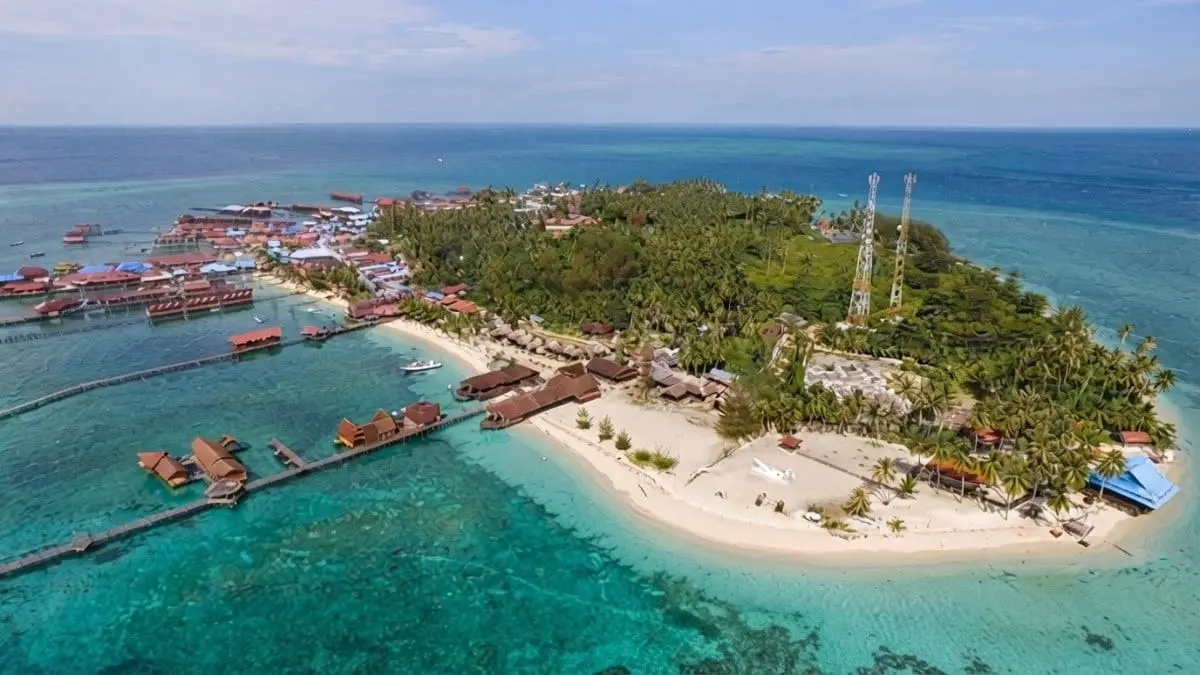 Panorama Kepulauan Derawan menghadirkan laut jernih, terumbu karang indah, dan pulau eksotis memikat wisatawan sepanjang tahun. [BTV:AI]