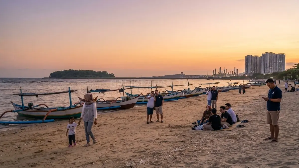 Panorama sunset di Pantai Seraya Balikpapan dengan deretan perahu nelayan di tepi pantai. (BTV/AI)