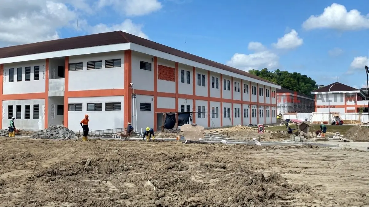Pekerjaan konstruksi Sekolah Rakyat Samarinda tetap berlangsung dengan pemisahan zona proyek demi keamanan siswa.