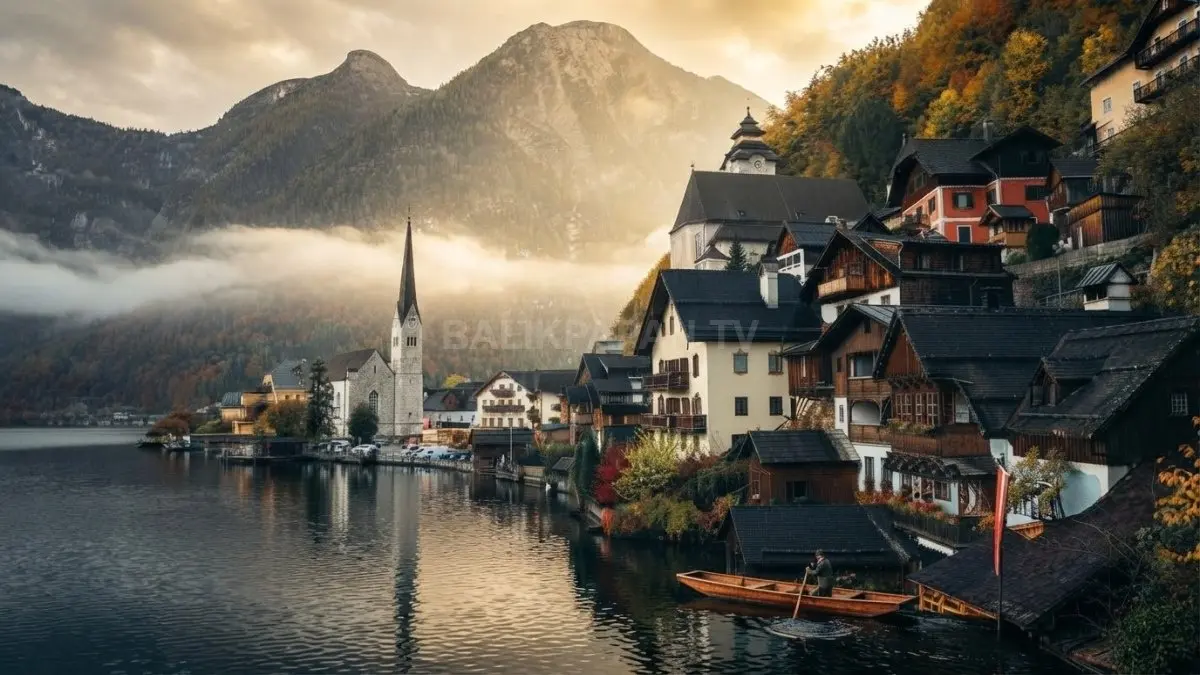 Pemandangan ikonik deretan rumah kayu klasik dan menara gereja tua di tepi Danau Hallstatt Austria. (BTV/Ai)