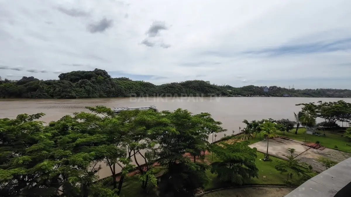 Pemandangan Sungai Mahakam dan Jembatan Mahakam dilihat dari tepian Big Mall Samarinda. (BTV/AI)