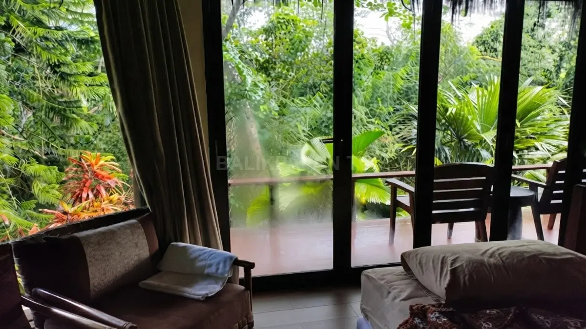 Penginapan kayu berpadu hutan hijau, menghadirkan ketenangan alami dengan pengelolaan lingkungan berkelanjutan bagi tamu setiap hari. (BTV/AI)