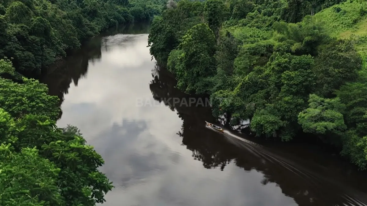 Perahu kayu kecil bertarung menembus arus deras dan riam berbatu di hulu sungai Kalimantan. (BTV/AI)