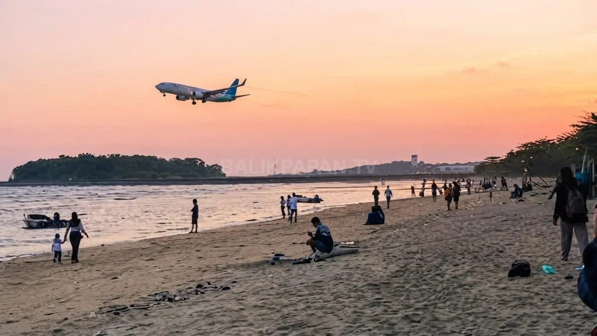 Pesawat terlihat melintas di langit Pantai Seraya menjelang matahari terbenam. (BTV/AI)