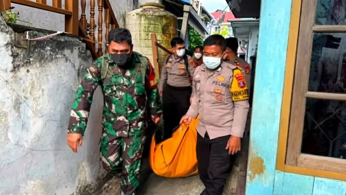 Proses evakuasi jenazah menuju RS Kanudjoso Djatiwibowo untuk menjalani visum dan pemeriksaan lebih lanjut.