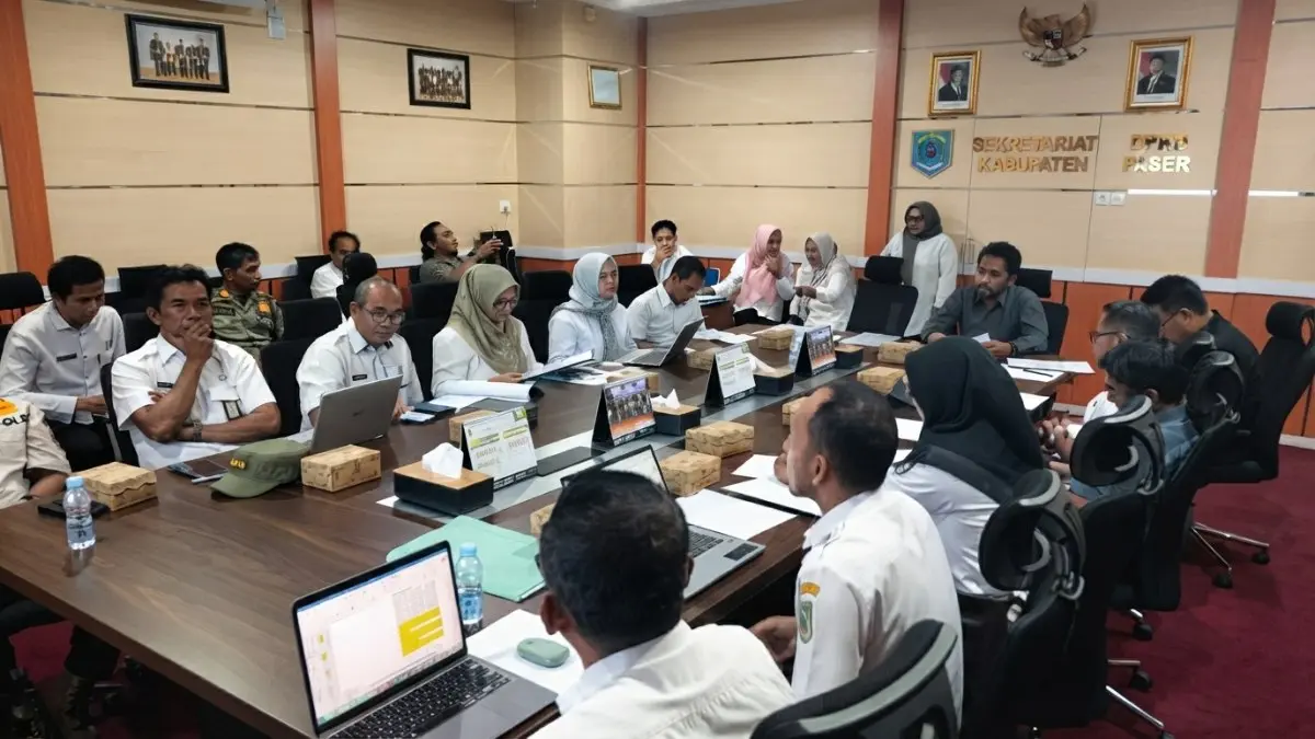 Rapat Pansus II DPRD Paser bersama OPD membahas penyempurnaan Raperda tempat hiburan dan pengawasan minuman beralkohol.