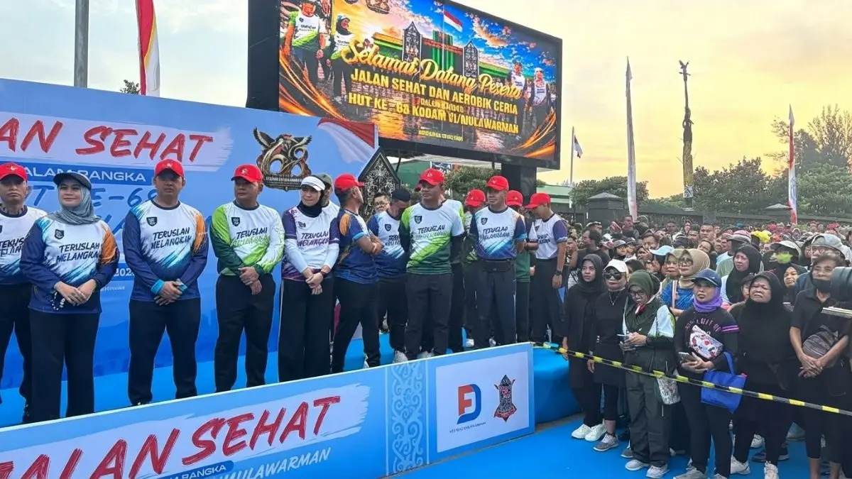 Ribuan peserta memadati Lapangan Merdeka Balikpapan dalam Jalan Sehat HUT Ke-68 Kodam VI/Mulawarman yang berlangsung meriah.