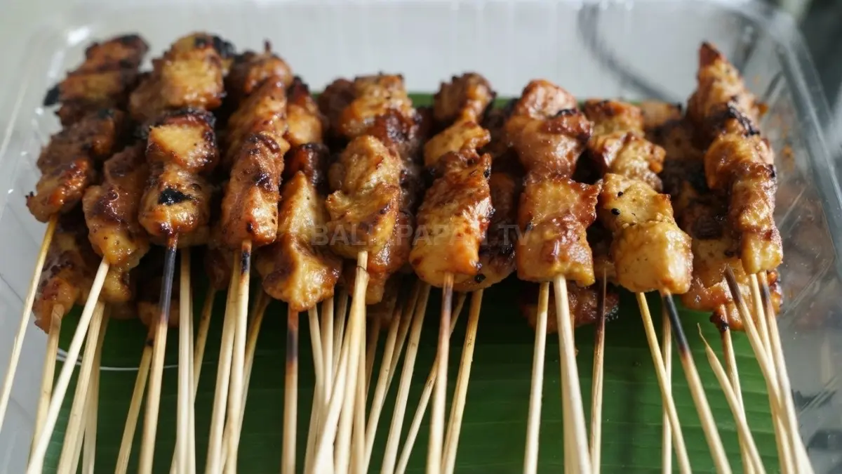 Sate ikan pari melengkapi cita rasa Nasi Subut sebagai pasangan kuliner khas masyarakat Tana Tidung bersama. (BTV/AI)