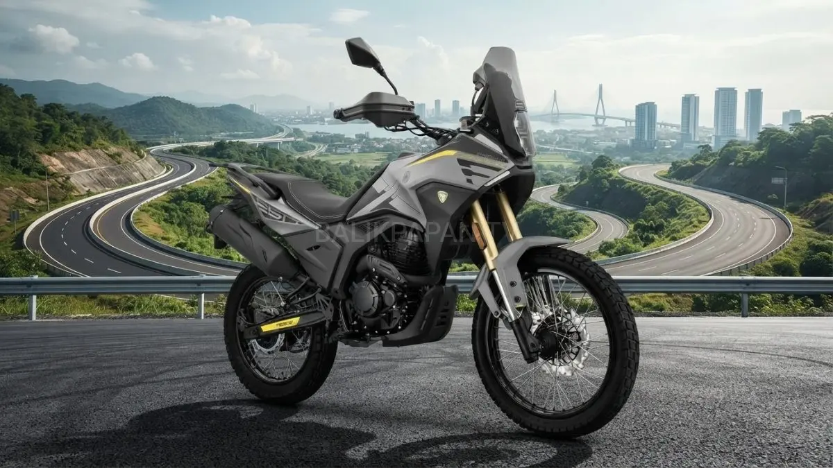 Tampilan motor adventure jangkung Morbidelli T250X dengan windshield smoke tinggi dan lampu proyektor LED ganda berbentuk huruf X di area pameran otomotif.(BTV/AI) 