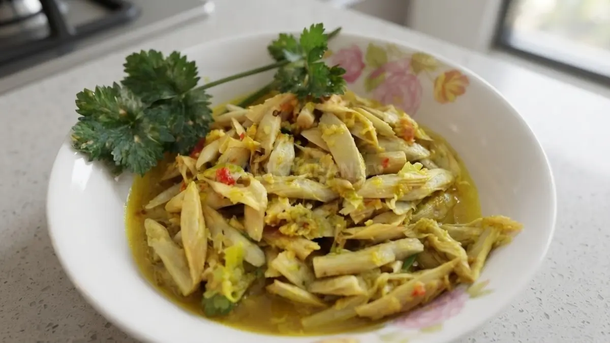 Tumis umbut rotan khas Dayak disajikan hangat dengan bumbu rempah dan pelengkap ikan asin tradisional. (BTV/AI)