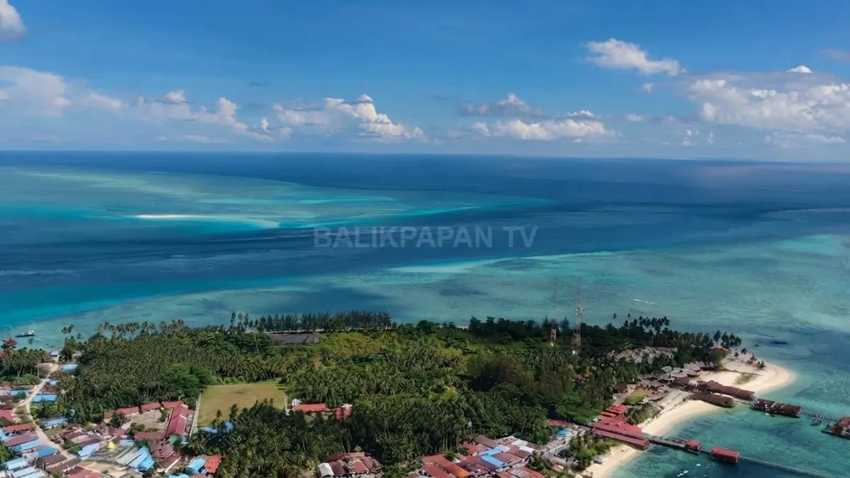 Wisatawan menikmati keindahan destinasi alam unggulan Kalimantan Timur yang menawarkan panorama, pantai, pulau, dan hutan tropis. (BTV/AI)