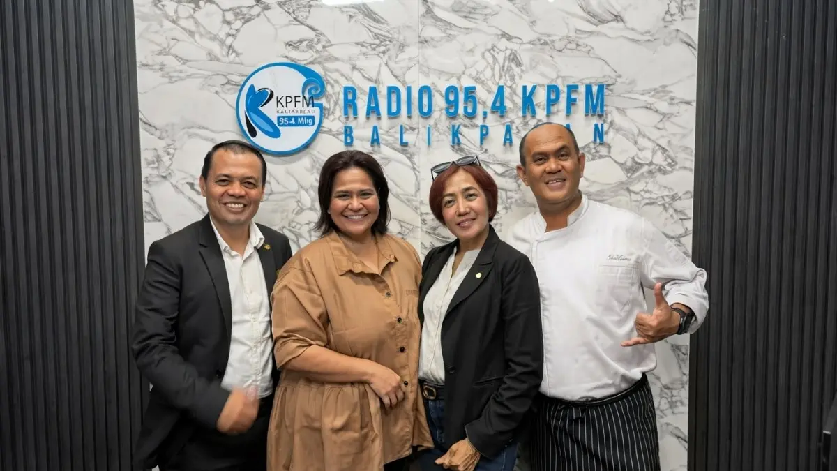 Chef Kelana dan Louise memperkenalkan konsep Pop Up Kitchen Swiss-Belhotel Balikpapan dalam talk show Radio KPFM Balikpapan.
