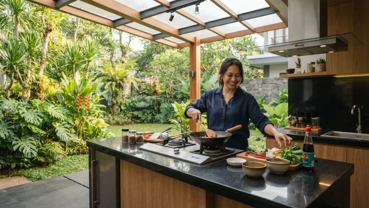 Dapur outdoor bergaya minimalis dengan atap pelindung, meja granit, dan area memasak yang menyatu dengan taman. (BTV/AI)