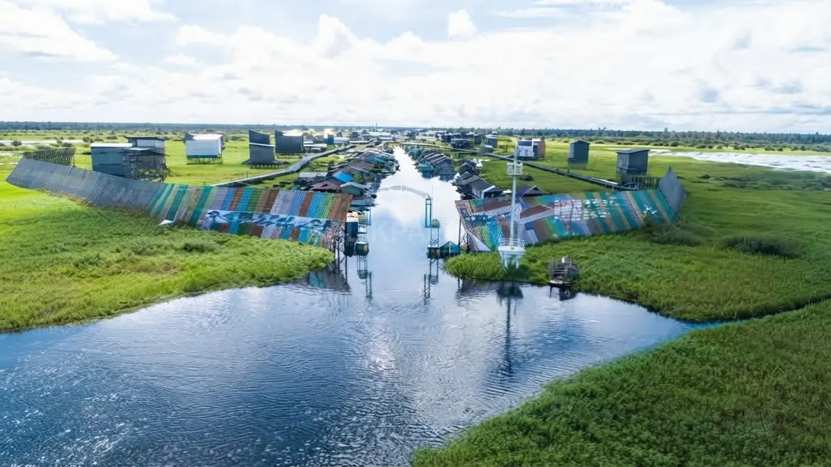 Desa Muara Enggelam dengan rumah panggung dan perahu warga di kawasan Danau Semayang Kalimantan. (BTV/AI)