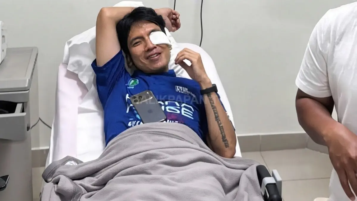 Desta Mahendra menjalani perawatan mata setelah mengalami cedera akibat terkena bola padel saat bertanding di Jakarta Selatan. (BTV/AI)