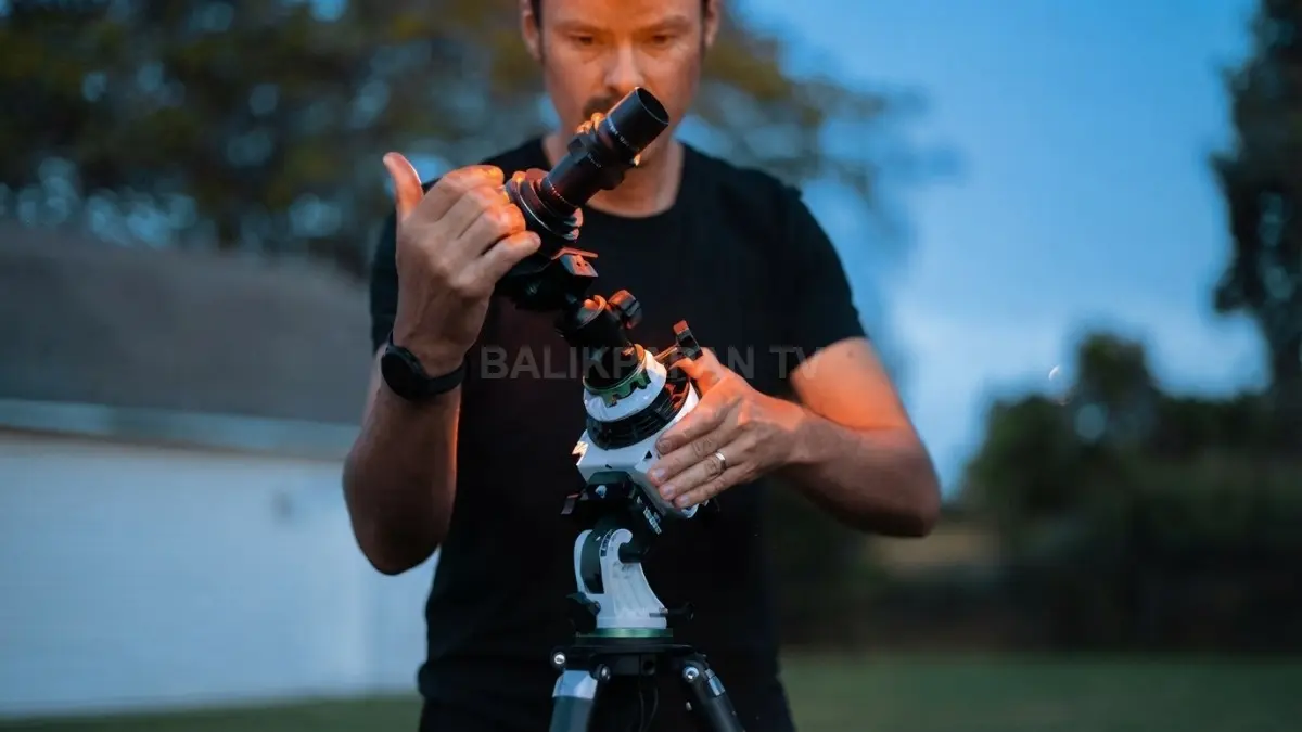 Eksplorasi keindahan astrofotografi langit malam yang menakjubkan menggunakan perangkat lensa portabel minimalis. (BTV/Ai)