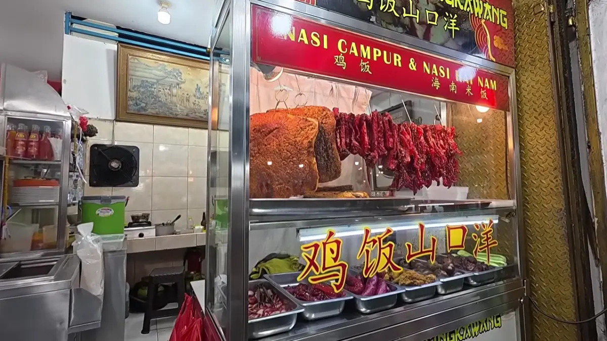 Kawasan Krendang menghadirkan kuliner khas Kalimantan yang ramai dikunjungi pencinta cita rasa autentik setiap malam (BTV/AI)