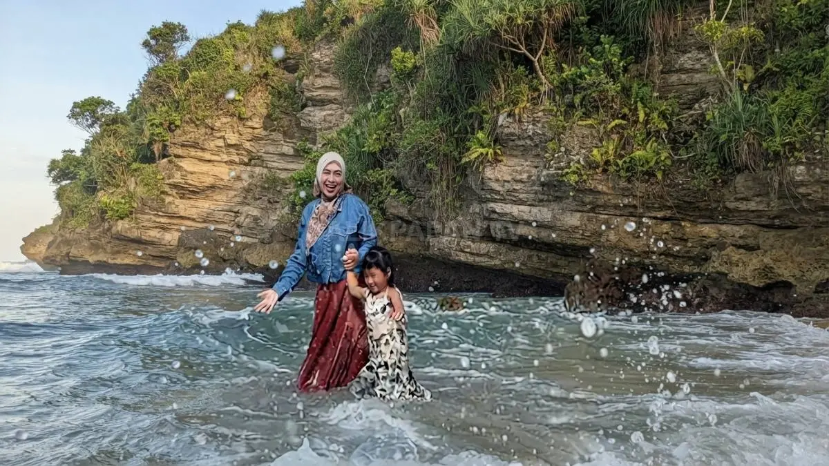 Keberanian Moana bermain di laut tumbuh melalui pembiasaan bertahap dengan keselamatan sebagai prioritas utama bersama. (BTV/AI)