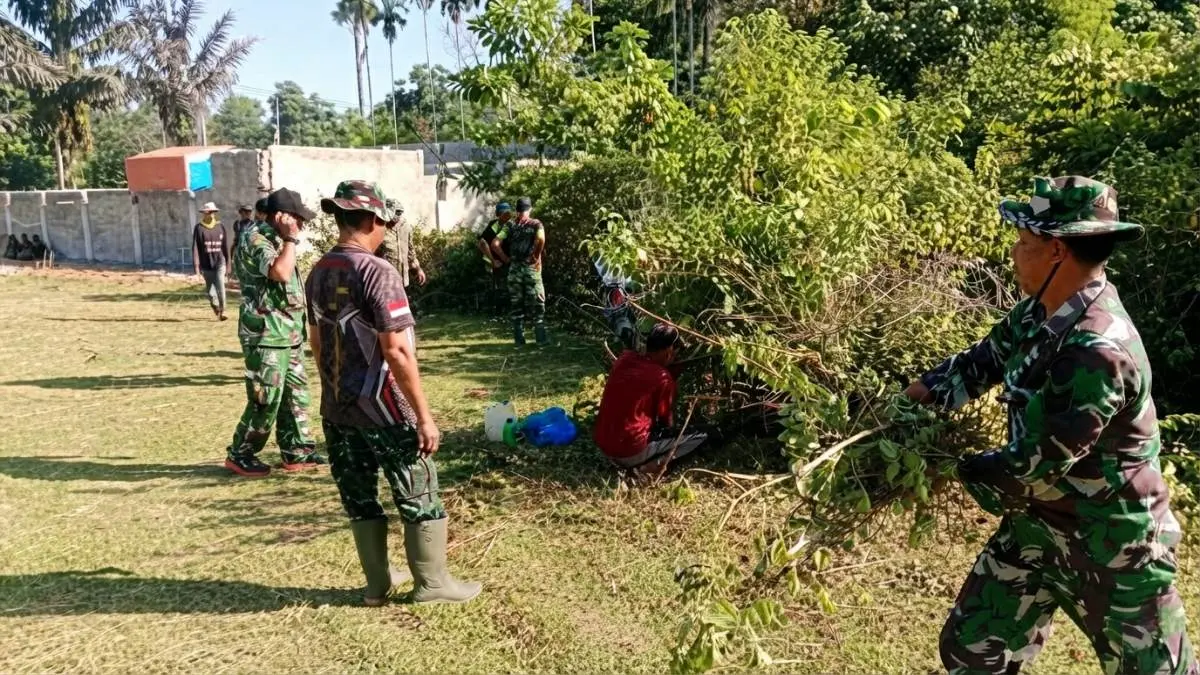 Kegiatan gotong royong dalam TMMD Ke-129 di Desa Biu dipadukan dengan program penanaman pohon dan pelestarian lingkungan sebagai bagian pembangunan berkelanjutan.