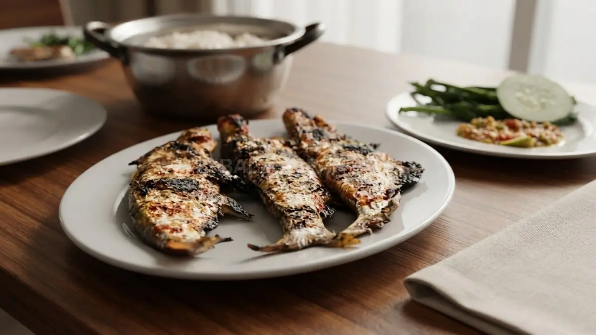 Lezatnya ikan lais bakar bumbu kecap di atas daun pisang dengan pelengkap sambal cobek. (BTV/Ai)