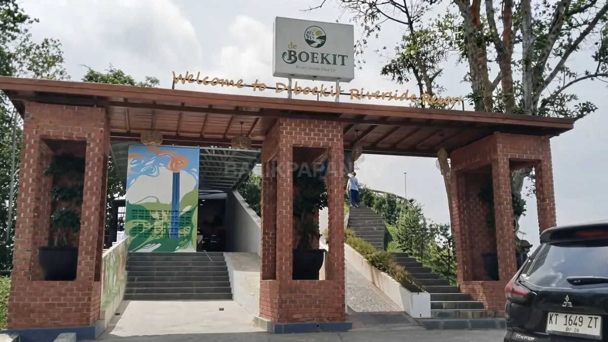 Panorama perbukitan hijau menjadi daya tarik utama De Boekit Riverside untuk rekreasi keluarga pada akhir pekan menyenangkan. (BTV/AI)