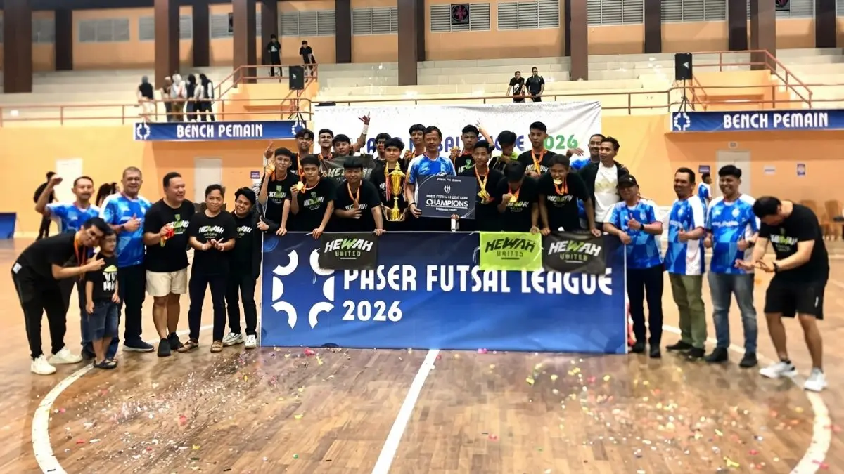 Para pemain Hewah United merayakan gelar juara Paser Futsal League 2026 usai mengalahkan Persetapas 4-1 di GOR Sadurengas.