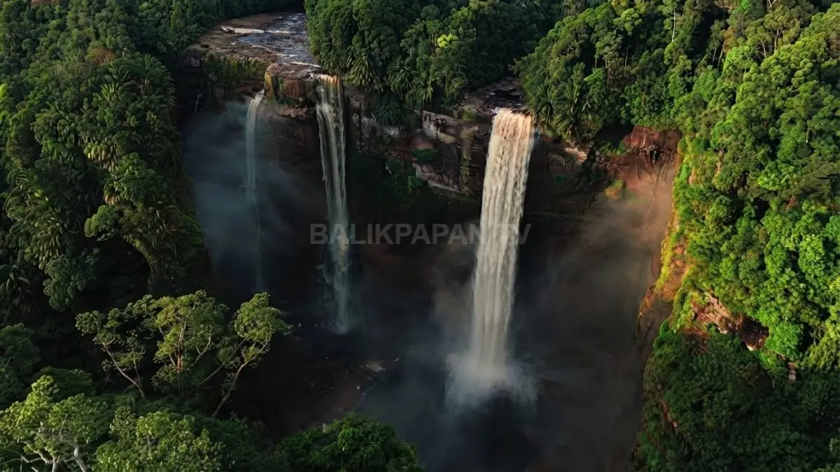 Pemandangan megah Air Terjun Nokanayan yang menjulang tinggi di tengah rimbunnya hutan belantara Kalimantan. (BTV/Ai)
