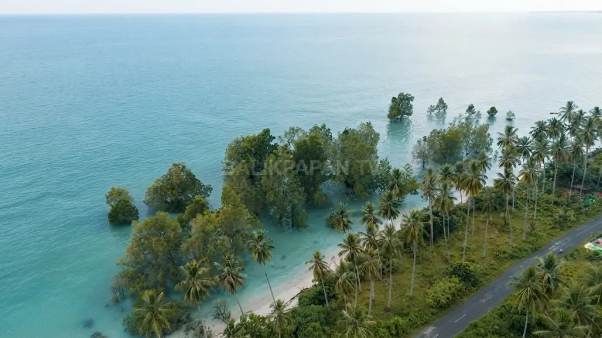 Perjalanan panjang menuju Biduk-Biduk terbayar oleh keindahan pantai, laut biru, dan suasana alam yang menenangkan bersama. (BTV/AI)