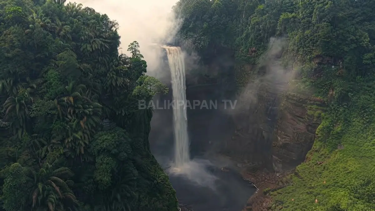 Pesona megah Air Terjun Nokanayan menjulang tinggi di tengah rimbunnya hutan belantara hijau Kalimantan. (BTV/Ai)