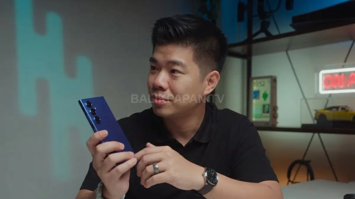 Ponsel lipat premium kini hadir dengan harga lebih terjangkau menjelang peluncuran generasi terbaru berikutnya. (BTV/AI)