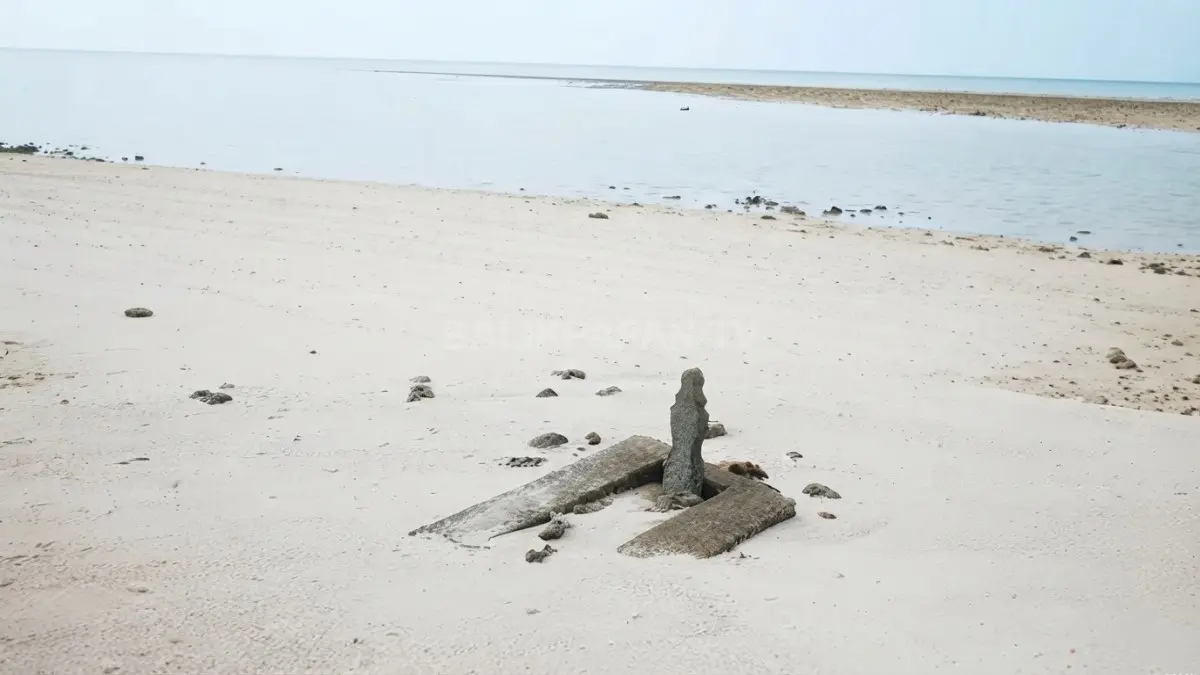 Pulau Manimbora menghadirkan panorama memukau sekaligus sejarah pemakaman kuno masyarakat suku Bajau bersama wisatawan. (BTV/AI)