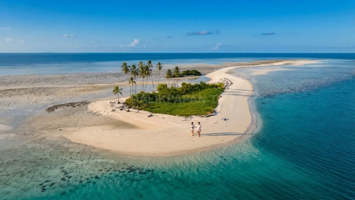 Pulau Manimbora menyuguhkan keindahan pesisir sekaligus jejak sejarah leluhur suku Bajau yang tetap dihormati bersama. (BTV/AI)