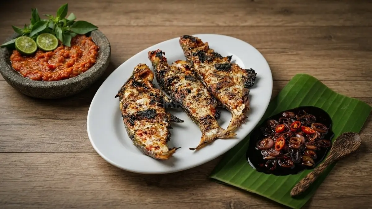 Sajian ikan lais bakar bumbu kecap yang diletakkan di atas daun pisang dengan pelengkap sambal cobek. (BTV/Ai)