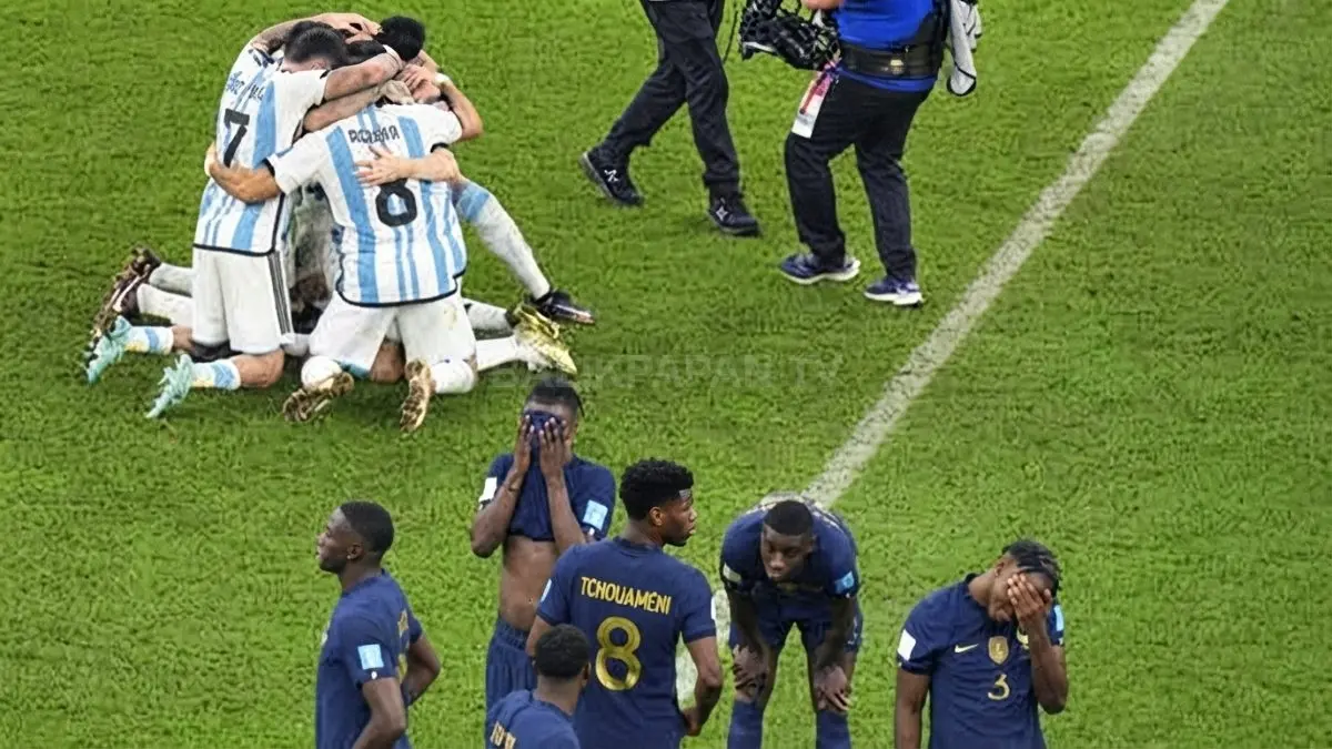 Suasana para pemain di tengah lapangan setelah penalti terakhir. (BTV/Ai)