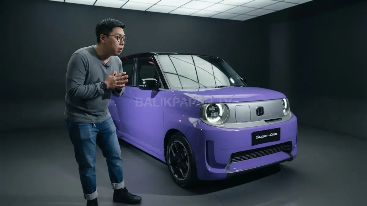 Tampilan bergaya klasik dengan blister fender, pelek retro, dan panel depan ramah lingkungan berkesan sporty modern. (BTV/AI)