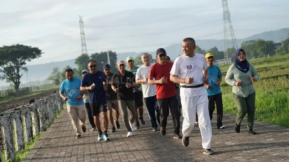 Warga berolahraga di jogging track median Jalan Sultan Agung, mencerminkan pembangunan Tanjung Redeb yang berkelanjutan modern (BTV/AI)
