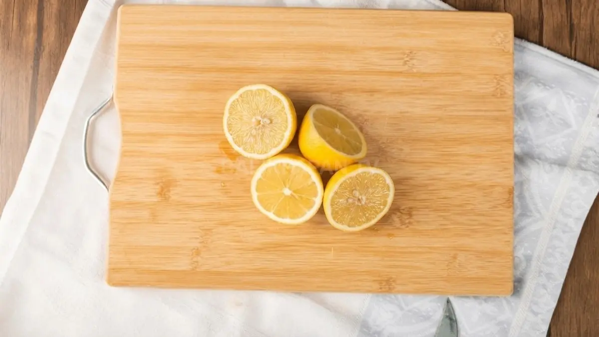 Lemon membantu menghilangkan bau membandel pada talenan kayu sekaligus menjaga permukaannya tetap segar setiap hari. (BTV/AI)