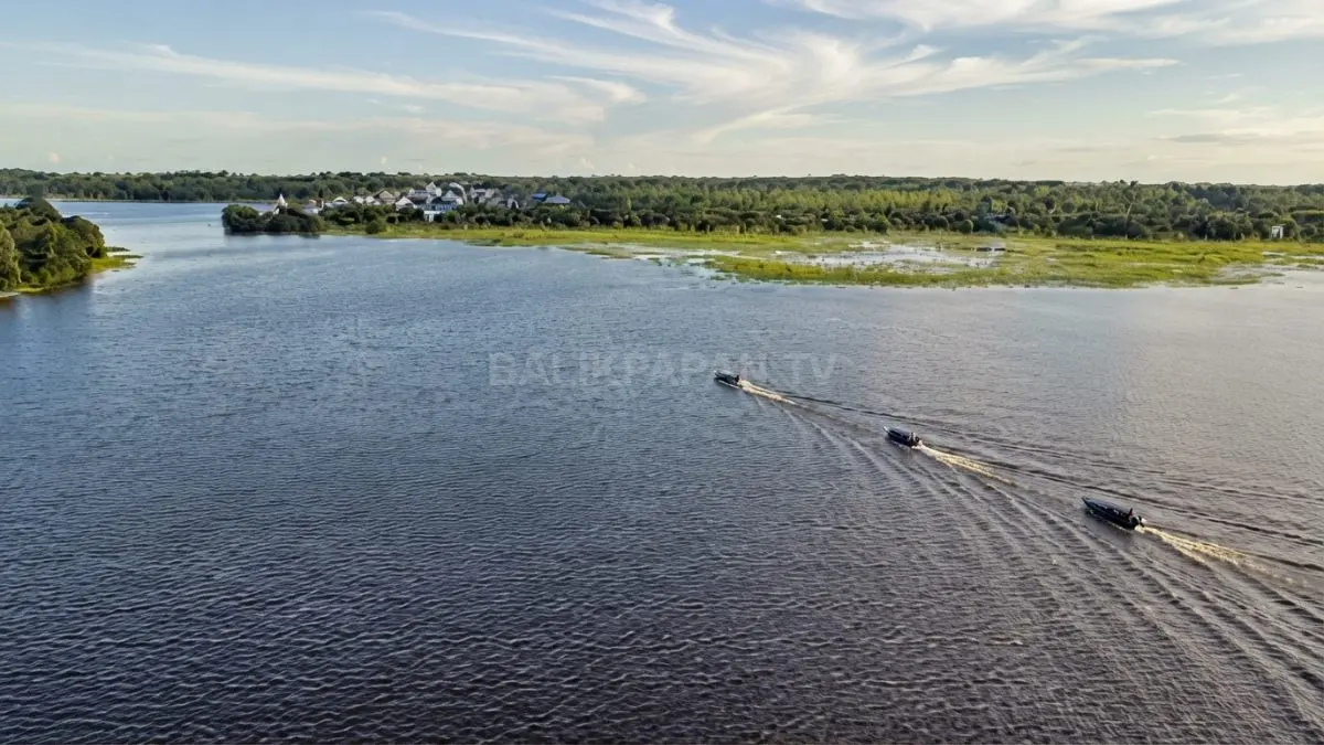 Panorama Danau Semayang, Melintang, dan Jempang menampilkan budaya terapung serta warisan sejarah Kutai memikat. (BTV/AI)