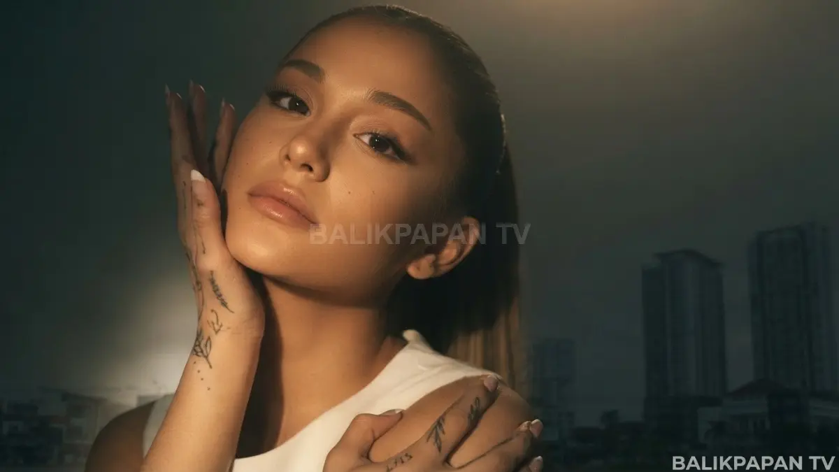 Potret kasual memesona Ariana Grande saat sedang menikmati waktu santai di luar panggung hiburan. (BTV/Ai)