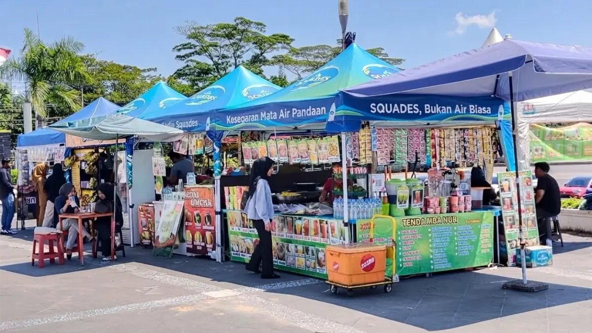 Suasana stan kuliner di BSCC Dome dipadati pengunjung Job Market Fair Balikpapan 2026 yang membeli makanan dan minuman.