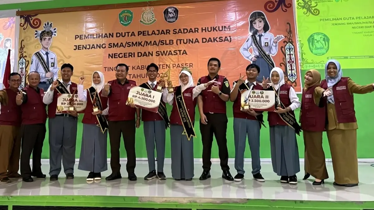 Tim SMA Negeri 1 Tanah Grogot menerima penghargaan setelah meraih juara pertama DPSH Kabupaten Paser.