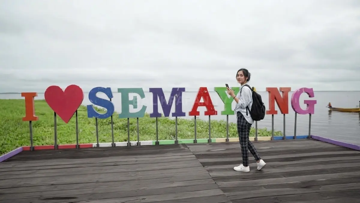 Wisatawan menikmati panorama Danau Semayang sambil mengeksplorasi budaya dan bentang alam Kutai Kartanegara memikat sepanjang. (BTV/AI)

