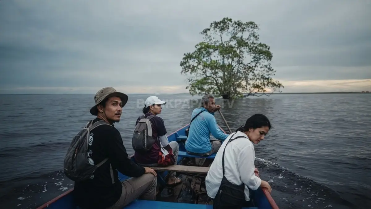 Wisatawan menyusuri Danau Semayang Melintang dan Jempang menikmati bentang alam serta budaya lokal autentik berkelanjutan. (BTV/AI)
